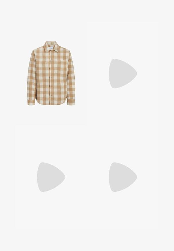 Tjekket flannel skjorte i beige og creme, struktureret krave, frontlomme, knaplukning, lange ærmer med knappede manchetter.; Beige og hvid meleret striktrøje med lange ærmer og høj polokrave, der har et lille brunt mærke nær kanten.; Brune straight-leg bukser med knap- og lynlåslukning, bæltestropper og forlommer, vist mod en hvid baggrund.; Mørkebrun læder snørestøvle til anklen med sort sål og subtilt brandlogo på siden, vist i profil mod en hvid baggrund.