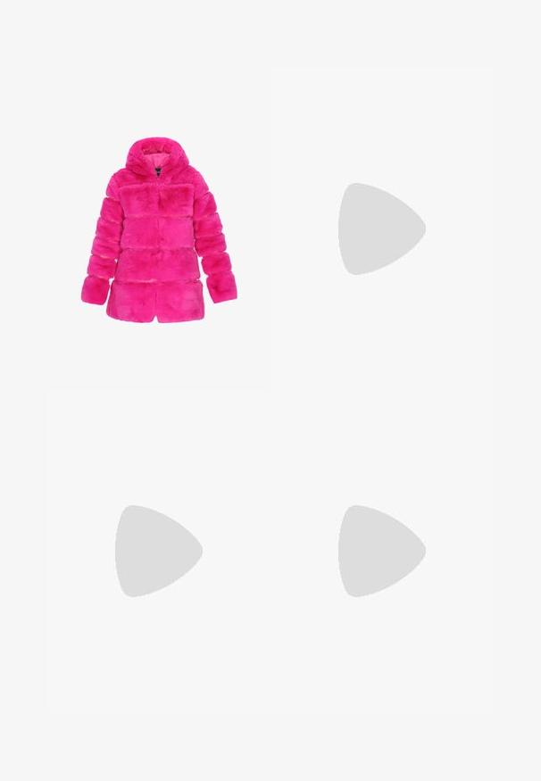 Faux fur pink frakke med hætte, lange ærmer og et puffy, quiltet design med vandrette syninger for tekstur.; Lilla tanktop med tynde stropper, med ordet "Juicy" i metallisk stil på brystet, lavet af blødt, glat stof.; Lyserøde platform sandaler med bred firkantet hæl, ankelrem, glat finish og åben tå design. Spændeaccent ved anklen.; Sølvfarvet halskæde med forskellige ædelsten i pink, grøn, gul og lilla, med marquise- og rundsnit, forbundet af delikate kæder.