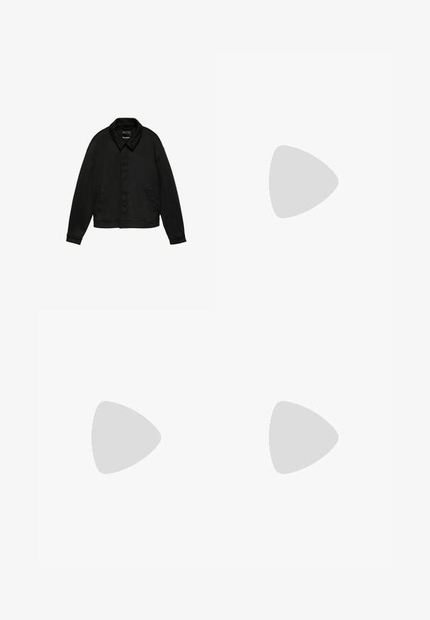 Sort jakke med lange ærmer, krave og to sidelommer, skjult knaplukning foran og kant forneden i taljen, vist på en hvid baggrund.; Hvid, oversized T-shirt med korte ærmer og rund halsudskæring, med en sort etiket inde i kraven på en hvid baggrund.; Lys grå denimjeans med en let falmet finish, lige pasform, fem-lomme design og flosset søm. Flad taljebånd med bælteløkker.; Sort læderloafer med en kraftig gummisål og klassiske penny-strap detaljer, vist fra ydersiden.