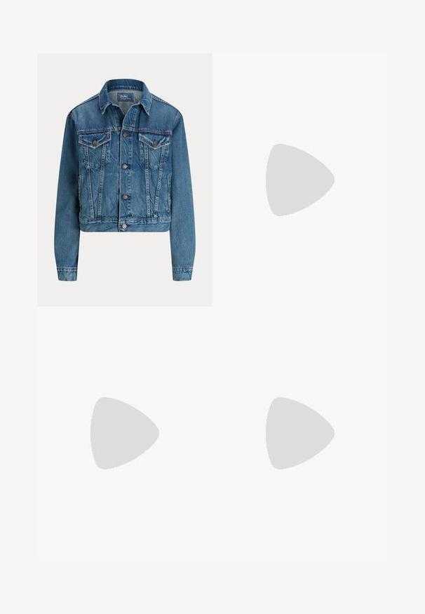 Blaue Jeansjacke mit Knopfverschluss vorne, zwei Brustklappentaschen, Seitentaschen und klassischem Kragen, mit dem Label Polo von Ralph Lauren.; Weißes T-Shirt mit kurzen Ärmeln und Rundhalsausschnitt mit kleinem dunkelblauem Polo Ralph Lauren Logo auf der linken Brust.; Hellblaue, hoch taillierte Skinny-Jeans mit fünf Taschen und Knopfleiste auf einfachem weißem Hintergrund.; Weiße Leinensneaker mit runder Zehenpartie, Schnürverschluss und dezentem Logodetail. Verfügt über ein strukturiertes Gewebe und eine Gummisohle.
