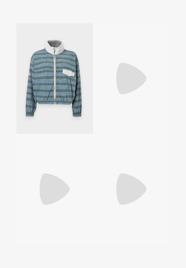 Chaqueta recortada en azul claro y verde con un diseño estampado, cuello blanco, cremallera frontal y un bolsillo en el pecho izquierdo. Tejido texturizado.; Camiseta blanca de manga larga con cuello redondo y un ajuste relajado, mostrada plana sobre un fondo gris claro.; Pantalones de mezclilla en azul oscuro con un ajuste relajado, que cuentan con bolsillos laterales y costuras en contraste. La tela tiene una textura ligeramente desgastada.; Zapatilla negra y beige con una correa de velcro, tres rayas blancas en el lateral y una suela de goma marrón texturizada. Logotipo de la marca visible.