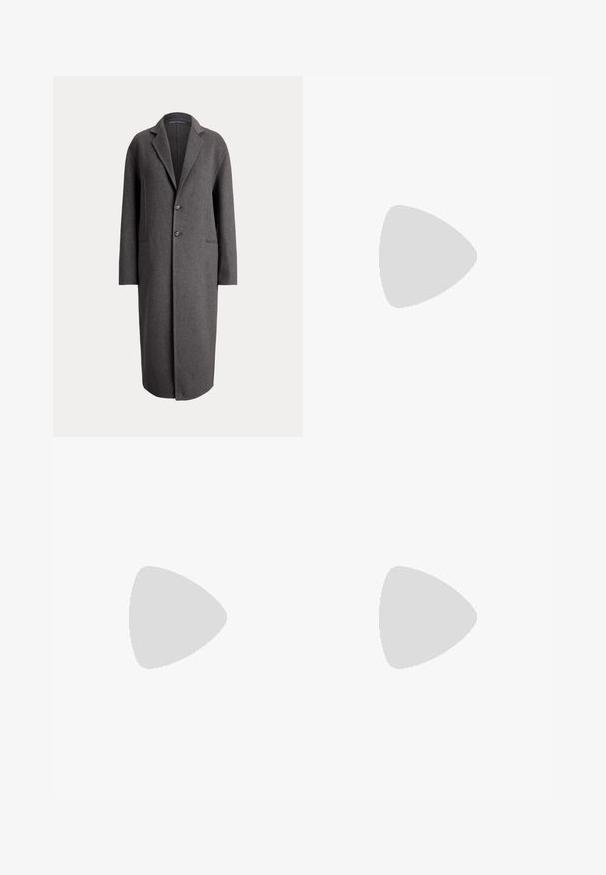 Lang mørkegrå uldfrakke med reverskrave, to knapper og sidelommer, vist på en ensartet lys baggrund.; Lys grå sweater lavet af blødt materiale, med lange ærmer, rund halsudskæring og ribbede manchetter og kant. Enkel, klassisk design.; Grå linned brede bukser med høj talje, udstyret med snørre, folder foran og en blød, struktureret finish.; Sort læder ankelstøvle med spids tå, glat tekstur, minimalistisk design og en lav blokhæl. Sidelukning går op til anklen.