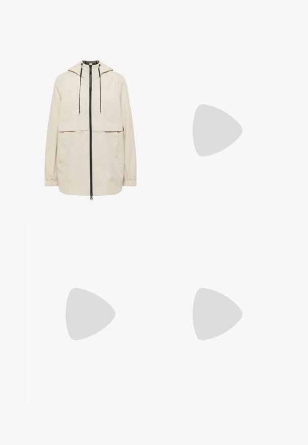 Beige Kapuzenjacke mit schwarzem Frontreißverschluss, verstellbaren Kordelzügen, elastischen Bündchen und zwei Seitentaschen, entworfen für den Außenbereich.; Beige übergroßes Oberteil aus weichem Stoff, mit einem weiten Ausschnitt und Dreiviertelärmeln. Verfügt über einen lässigen Schnitt und minimale Nahtdetails.; Braune Karohosen in figurbetontem Schnitt, mit elastischem Bund und zwei Seitentaschen. Der Stoff hat eine glatte Textur und ein kariertes Muster.; Schwarzer Leder-Ballerina mit abgerundetem Zehenbereich, glatter Textur, minimalistischem Design und niedrigem Absatz; verfügt über ein dezentes geprägtes Logo.