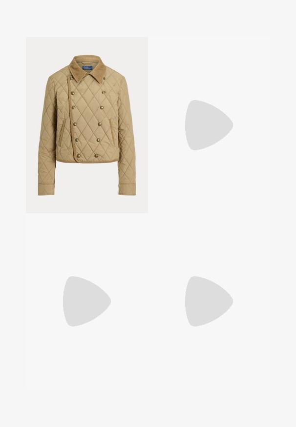 Lysebrun quiltet jakke med kordfløjls krave, dobbeltradet front med metal knapper og to lodrette sidelommer.; Camelfarvet kabelstrikket sweater med lange ærmer, ribstrikkede manchetter og kant. Har en lille broderet logo på brystet.; Lyseblå slim-fit jeans med fem lommer og knaplukning, lagt fladt på en hvid baggrund.; Lysebrun ruskind og læder lavtop-sneaker med hvide snørebånd og hvid gummisål vist fra siden på en hvid baggrund.