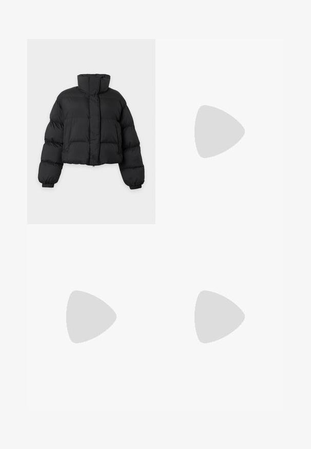 Chaqueta acolchada negra con cuello alto, mangas largas abullonadas, puños elásticos y cremallera frontal oculta por una solapa.; Top de manga larga y cuello redondo en gris oscuro, confeccionado en tejido acanalado con un diseño ajustado, que presenta una textura suave y un detalle mínimo.; Vaqueros de pierna ancha en azul claro con cintura alta, cierre de botón y cremallera, bolsillos delanteros y un cinturón delgado con cordón.; Botines de cuero negro con punta afilada y un pequeño tacón cónico. Cuenta con una cremallera lateral con un detalle dorado. Textura lisa.