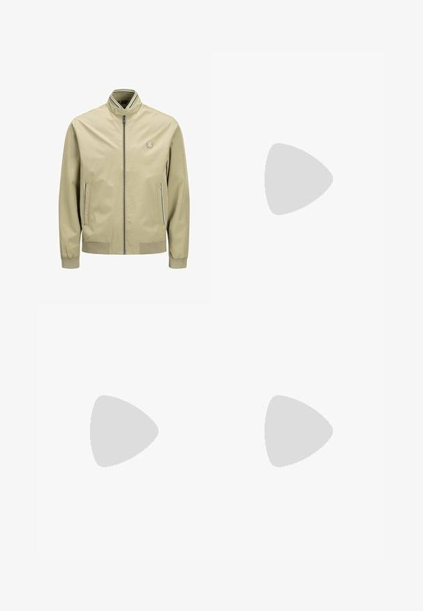 Lichtbeige jas met staande kraag, voorrits, zijzakken met contrasterende bies en geribbelde mouwen. Eenvoudig ontwerp, geen patronen.; Effen beige oversized katoenen T-shirt met korte mouwen en ronde hals, plat gelegd op een witte achtergrond.; Grijze denim jeans met een rechte pasvorm. Voorzien van vijf zakken, riemlussen en een knoopsluiting aan de voorkant. Soepele textuur, minimalistisch design.; Grijze suède lage sneaker met een afgeronde neus, platte veters, geaccentueerde zijkanten met textuur en een witte rubberen zool. Minimalistisch ontwerp.