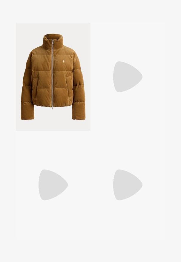 Brun fløjlsvelour dunjakke med høj krave, lynlås foran, to sidelommer og et lille broderet logo på brystet.; Kremfarvet kabelstrikket langærmet sweater med ribstrikkede manchetter og kant, med en lille broderet logo på venstre bryst.; Lyseblå denimjeans med tilpasset talje, lige ben, diskret falmet effekt, klassisk design med fem lommer, lukning med metalknap og kontrastsyninger.; Brun ruskind flad loafer med guldfarvet metallås-detalje på toppen og lav hælsål.