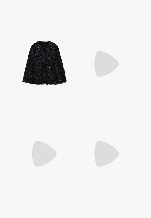 Zwarte cape van imitatiebont met een v-hals, voorzien van glanzende pailletten over het geheel. Open voorkant, kniehoog met een getextureerd uiterlijk.; Zwarte nauwsluitende lange mouwen turtleneck jurk met een gouden en bruine weelderige barokbloemmotief, lengte tot halverwege het onderbeen, en geribbelde stofstructuur.; Sandaal met hoge hak en witte enkelriem, met geschulpte witte zijkanten en voorste banden in beige, wit en metallic goud.; Oorbellen in goudkleurige hartvorm, versierd met veelkleurige, facetgeslepen edelstenen, met een textuurbasis die glinstert en een hanger in de vorm van een hart.