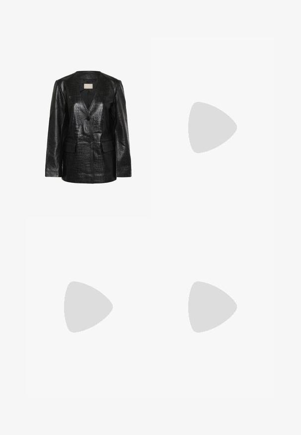 Schwarzer Blazer aus Kunstleder mit Krokodilprägung, V-Ausschnitt, langen Ärmeln, zwei Fronttaschen und Knopfverschluss vorne.; Hellbeige Lendenstützkissen mit einer konturierten Form, die so gestaltet ist, dass sie sich dem unteren Rücken anpasst, dargestellt vor einem weißen Hintergrund.; Schwarze Jeans mit weitem Bein und hoher Taille, vorne mit Knopf- und Reißverschluss, Gürtelschlaufen und Fünf-Taschen-Design.; Beige-Flauschpantoffeln mit runder Form, strukturiertem Obermaterial und einer flachen, hellen Gummisohle. Verfügbar mit einem zarten Spitzenakzent entlang des Randes.