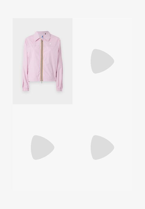 Rosa leichte Jacke mit Kragen, frontalem Reißverschluss, der gelbe und blaue Streifen aufweist, elastische Bündchen und ein kleines Logo auf der Brust.; Weißes Baumwoll-T-Shirt mit einem lockeren Schnitt, das ein kleines Logopatch auf der Brust und ein Etikett an der Seite für zusätzliche Details aufweist.; Weit geschnittene Jeans aus verblasstem schwarzem Denim, mit hoher Taille, klassischem Fünf-Taschen-Design und sichtbaren Nähdetails.; Weiße Leinensneaker mit Gummisohlen, ausgestattet mit sechs Ösen, runder Zehenpartie und dezenten Nähten, kombiniert mit weißen Knöchelsocken.