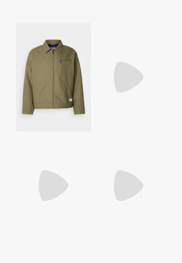 Oliven grøn jakke med lynlåslukning, spids krave, enkelt brystlomme, sidelommer og et blåt mærke på kanten.; Lys grøn kortærmet T-shirt lavet af blødt stof, med rund hals og et diskret logo på fronten. Enkel design med minimal detaljer.; Lyse beige shorts lavet af bomuld, med knaplukning, forlommer og stikling. Glat tekstur med et afslappet design.; Lyse beige ruskindssneaker med gummisål i farven gum, tydelige snørebånd og fine syningsdetaljer. Ren design med et minimalistisk æstetisk udtryk.