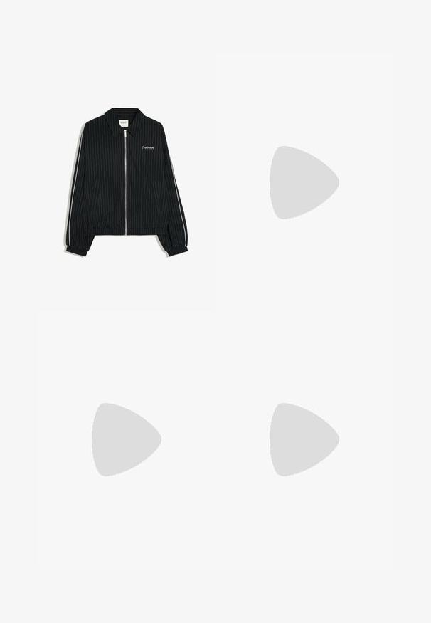 Schwarze Zip-Up-Jacke mit weißen vertikalen Nadelstreifen, elastischen Bündchen und Saum, Seitentaschen und weißem Text "PostCentral Services" auf der linken Brust.; Schwarzes T-Shirt aus Baumwolle, mit Rundhalsausschnitt und kurzen Ärmeln in lockerer Passform. Einfaches Design, ohne Muster oder Grafiken.; Schwarze Weithose mit vorderen Falten, Gürtelschlaufen und Knopfverschluss auf schlichtem hellem Hintergrund dargestellt.; Schwarzer Leder-Slipper mit dicker Profilsohle und Pennyriemen-Detail, seitlich auf weißem Hintergrund gezeigt.