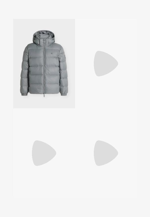 Graue Steppjacke mit Kapuze, durchgehendem Frontreißverschluss, Seitentaschen, elastischen Bündchen und kleinem Logo auf Brust und Ärmel.; Marineblauer Pullover mit Rundhalsausschnitt aus weichem Strickstoff. Mit langen Ärmeln sowie gerippten Bündchen und Saum für eine körpernahe Passform.; Schwarze Jeans mit geraden Beinen, fünf Taschen, Gürtelschlaufen und Knopfverschluss, auf weißem Hintergrund dargestellt.; Schwarze Leder-Chelsea-Boots mit strukturiertem Finish, elastischen seitlichen Einsätzen und einer robusten Gummisohle. Dezentes Branding an der Ferse.