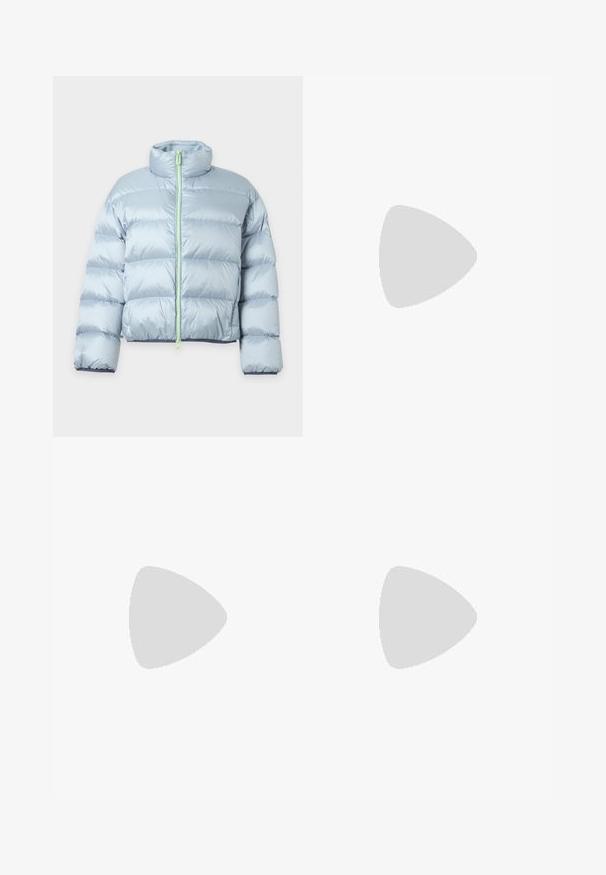 Doudoune bleu clair avec matelassage horizontal, col montant, manches longues et fermeture éclair frontale dans une couleur plus claire en contraste.; T-shirt blanc uni à manches courtes et col rond, posé à plat sur un fond clair, vue de face avec une petite étiquette de marque visible à l'intérieur du col.; Jean en denim noir évasé avec une taille haute, cinq poches et une fermeture à bouton métallique. Texture lisse et détails de couture contrastés.; Ballerines en cuir noir avec un bout rond, texture lisse, détails de couture minimalistes et design de semelle flexible.