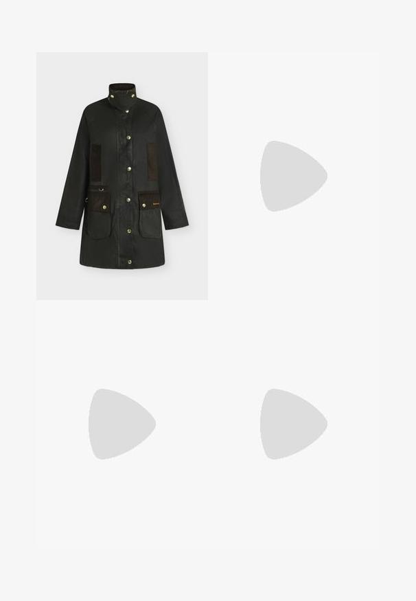 Veste en coton ciré Barbour vert foncé avec col montant, fermeture à pressions, multiples poches et détails en velours côtelé marron.; Chemise blanche à manches longues, col pointu, design ajusté, en tissu de coton lisse et fermeture à boutons sur le devant.; Pantalon beige slim fit longueur cheville avec une finition lisse, sans poches visibles ni ornements, sur un fond uni.; Felmini Bottes - black