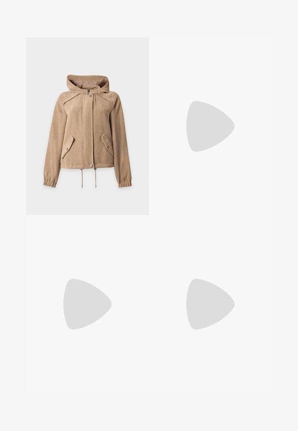 Beige kordfløjsjakke med hætte, lynlås foran, trykknaplukning, to skrå klaplommer, snøre i linningen og elastiske manchetter.; Cremefarvet, langærmet striktrøje med et subtilt chevronmønster og rund halsudskæring, mærket "Selected" ved kraven.; Lyseblå denimjeans med høj talje og vide ben, med for- og baglommer og knaplukning.; Hvid lædersneaker med en glat tekstur, rund tå og tonale syninger. Har en tanfarvet gummisål og snørebånds-lukning.