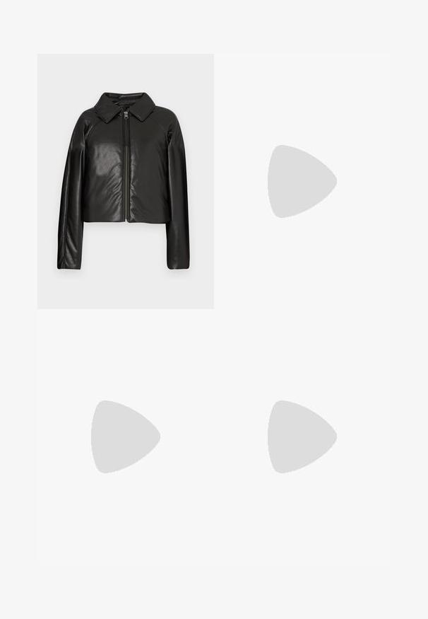 Schwarze Kunstleder-Cropped-Jacke mit Kragen und Reißverschluss. Mit langen Ärmeln und glatter, glänzender Textur.; Weißes Baumwoll-T-Shirt mit kurzen Ärmeln, Rundhalsausschnitt und einem blauen rechteckigen Logopatch mit der Aufschrift "HUGO" auf der Vorderseite in der Mitte.; Hellblaue Jeansshorts mit einem Knopfverschluss, fünf Taschen und einer verwaschenen Textur. Gerader Schnitt mit klassischem Design.; Schwarze Lederbootsschuhe mit rundem Zehenbereich, gestickten Details, kleinem Schleifenakzent und Gummisohle. Glatte Textur und schlankes Design.