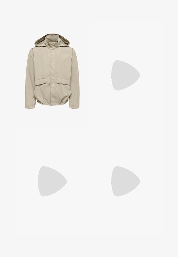 Beige Kapuzenjacke mit vorderen Klappentaschen, hohem Kragen, durchgehendem Frontreißverschluss, der von einer Sturmblende bedeckt ist, und elastischem Saum sowie Bündchen.; Grauer Kapuzenpullover mit langen Ärmeln und Fronttasche. Hergestellt aus weichem Stoff mit gerippten Bündchen und Saum. Minimalistisches Design und vielseitiger Stil.; Graue Jogginghosen aus weichem Stoff mit einem Kordelzugbund, schmal zulaufenden Beinen und einer seitlichen Reißverschlusstasche für sicheren Stauraum.; Weiße Ledersneaker mit niedrigem Profil, perforierten Seiten, flachen Schnürsenkeln und einem kontrastierenden braunen Innenfutter. Gummisohle mit strukturierter Musterung.