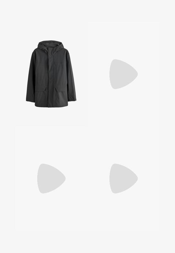 Zwarte waterdichte jas met capuchon, met een voorflap die de ritssluiting bedekt en twee grote voorzakken.; Zwart sporttopje met lange mouwen, opstaande kraag, slim fit en witte "J.Lindeberg"-logo op linkerarm en kraag.; Zwarte cargo broek met rechte pijpen, zijflapzakken, knoopsluiting, riemlussen en een klein wit logo op de flap van de rechterzak.; Zwarte tactische laarzen met een gladde synthetische bovenkant, verstevigde meshpanelen, een hoge schoenklauw en een robuuste rubberen zool voor grip.