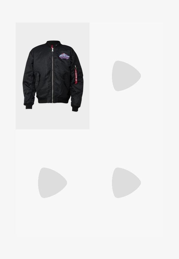 Alpha Industries Bomberjacks - black; Witte katoenen T-shirt met een klein zwart driehoekig logo op de borst, korte mouwen en een ronde halslijn. Eenvoudig en klassiek ontwerp.; Navyblauwe sweatpants van een katoenmix, met een elastische tailleband, taps toelopend design en subtiele logodetail aan de zijkant.; Blauwe Adidas Spezial sneaker met witte strepen en veters, gumzool, zwevend boven een ruwe betonnen oppervlakte en trappen op de achtergrond.