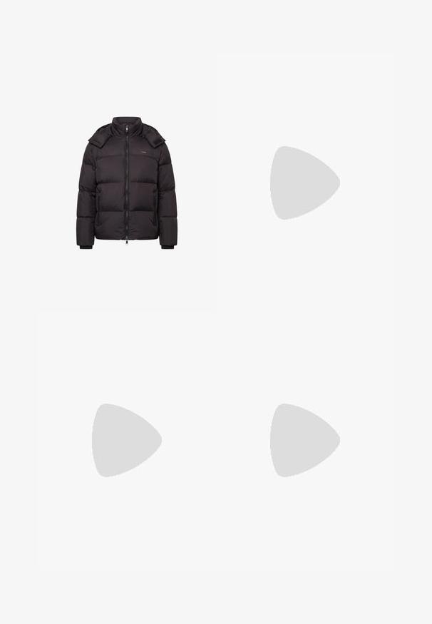 Doudoune noire avec col haut, fermeture éclair à l'avant, poches latérales zippées et rabats d'épaule détachables, présentée sur fond blanc.; Haut à col roulé noir à manches longues en tissu doux et lisse, avec une coupe décontractée et sans motifs ni accents visibles.; Jean noir droit avec coutures orange, cinq poches, fermeture par bouton, et une petite étiquette Calvin Klein sur la poche avant droite.; Bottine noire en cuir texturé avec un bout rond, un design à lacets, et une solide semelle en caoutchouc noir. Elle est dotée d'une boucle au talon.
