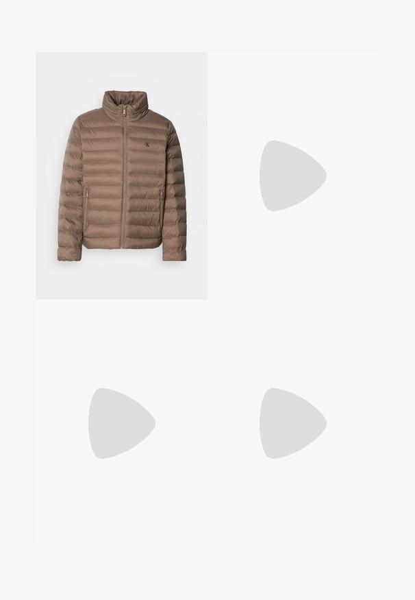 Veste rembourrée marron avec un col montant, design matelassé horizontal, fermeture éclair à l'avant et poches latérales. Caractérisée par un logo sur la poitrine.; T-shirt en coton vert foncé à manches courtes. Présente un large logo Calvin Klein rouge décoloré, centré sur le devant. Design classique à col rond.; Pantalons cargo beiges avec deux poches latérales, coupe ajustée, fabriqués en tissu léger, dotés d'une fermeture à bouton sur le devant et de passants de ceinture.; Baskets en daim beige avec lacets et logo "ck", présentées en suspension au-dessus d'un sol en béton poli avec un mur en blocs de verre en arrière-plan.