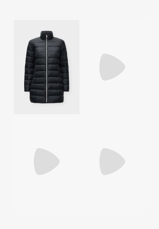 Sort quiltet lang vatjakke med høj krave, frontlynlås og sidelommer på en ensfarvet lys baggrund.; Sort langærmet ribbestrikket sweater med høj hals og tætsiddende silhuet på en lys ensfarvet baggrund.; Blå høj talje vidde jeans med frontknap og lynlås, to forlommer og et klassisk fem-lomme design.; Mørkebrune læderstøvler til midten af læggen med rund tå, tyk sort sål, lav blokhælel og en trækflap bagpå.