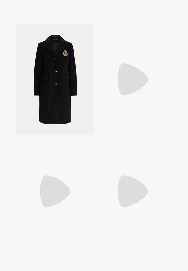 Zwarte lange wollen jas met gouden knopen en een goud geborduurd wapen op de linkerborst, met een reverskraag en klepzakken.; Zwart langarmige jurk met een getailleerde silhoutte, gerimpeld materiaal en een bloemenkant overlay. Heeft een split aan de onderkant voor extra detail.; Zwarte leren kniehoog laars met vetersluiting aan de voorkant, zilveren oogjes en een bucklet aan de zijkant. Heeft een gestructureerde afwerking en een gestapelde hak.; Goudkleurige bloemenbroche met witte bloembladen van emaille, groene bladeren en groene parelaccenten in het midden, met een glanzende afwerking en gedetailleerde textuur.