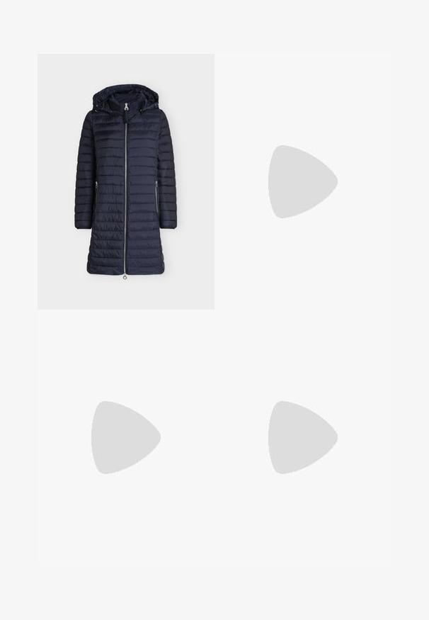 Lange donkerblauwe doorgestikte winterjas met ritssluiting aan de voorkant, twee ritszakken aan de zijkant, lange mouwen en een aangehechte capuchon met aantrekkoorden.; Licht beige cropped trui gemaakt van zachte stof, met een ronde hals en lange pofmouwen met elastische manchet. Zonder patronen of versieringen.; High-waist zwarte spijkerbroek met voorste knoop en rits, twee voorzakken en taps toelopende pijpen op een witte achtergrond.; Persoon die zwarte leren enkellaarzen met dikke zool draagt, gecombineerd met zwarte broek met rechte pijpen op een witte achtergrond.