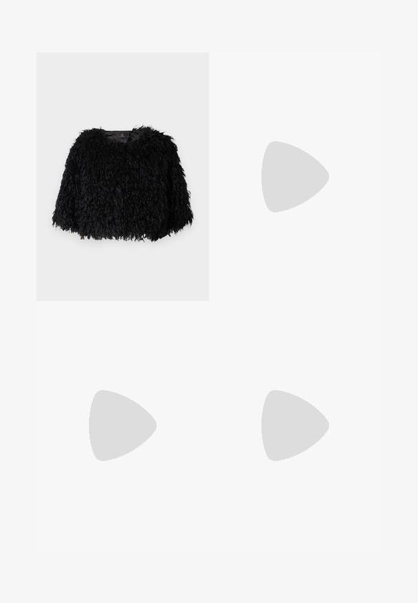 Chaqueta corta de piel sintética negra con un exterior texturizado y esponjoso, cuello redondo y sin cierres visibles. Interior forrado visible en el cuello.; Vestido de satén negro tipo slip con tirantes finos, escote en V profundo y silueta A lineal de longitud completa. Presenta una textura de lunares y una abertura frontal.; Sandalia de charol negro con tres correas, hebilla en el tobillo y tacón de aguja de 10 cm. Presenta detalles de hardware en oro y un charm con el logo.; Clutch negro de forma rectangular, decorado con varios strass en un patrón floral, con una cadena plateada para llevar.