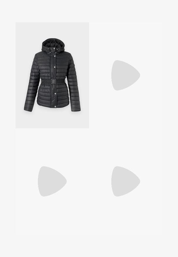 Doudoune noire à capuche, taille cintrée, texture brillante, boutons-pression, motif matelassé vertical. Comprend des cordons ajustables.; Pull à col roulant noir en tissu tricoté lisse. Dispose de manches longues et d'une coupe ajustée, avec des accents côtelés au niveau du col et de l'ourlet.; Jupe en denim noire en forme de A avec cinq boutons métalliques visibles à l'avant, taille haute et coutures apparentes. Texture lisse et design mi-long.; Botte noire à la cheville en matériau brillant avec un bout carré et un talon effilé, sur un fond argenté brillant et capitonné.