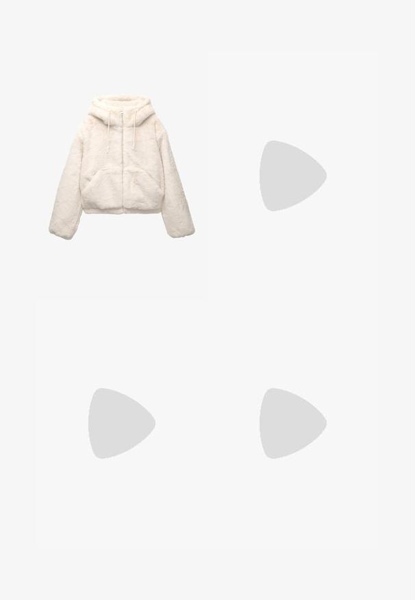 Sweat à capuche court crème en fausse fourrure douce. Dispose d'une fermeture éclair complète, d'une capuche avec cordon de serrage et de deux poches frontales. Surface texturée.; Pull blanc en laine moelleuse avec un col rond, des manches longues et une coupe décontractée. Fabriqué à partir d'un tissu doux et texturé, il présente des poignets et un ourlet côtelés.; Leggings beiges avec une taille haute et large, fabriqués à partir d'un tissu doux et extensible. Design à jambe droite sans coutures ni motifs visibles.; Bottine en daim beige à bout arrondi, avec des accents cousus et une semelle en caoutchouc brun texturé. Elle se distingue par une languette à l'arrière.