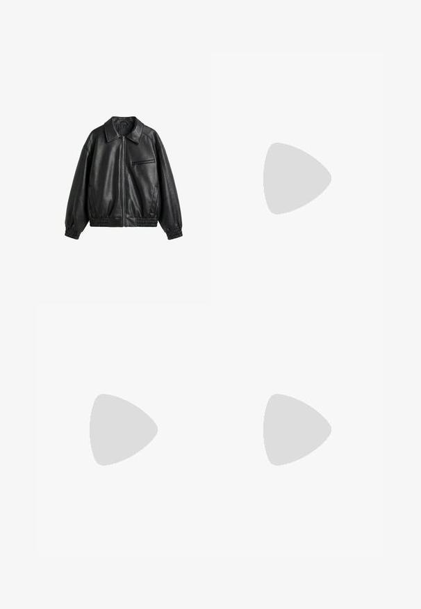 Sort faux læderjakke med frontlynlås, spids krave, elastiske manchetter og kant samt lynlåslomme på brystet på hvid baggrund.; Hvid, kortærmet T-shirt med rund hals og lige kant, vist på en hvid baggrund.; Lyseblå højtaljede bukser med bred benåbning, med frontknap og lynlås, samt for- og baglommer, på en hvid baggrund.; Sort ballette sko lavet af glat læder med rund tå og lav, flad sål. Har en glat overflade med et enkelt og strømlinet design.