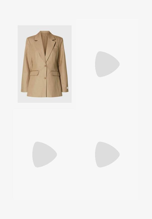 Beige einreihiger Blazer mit Kerbkragen, zwei vorderen Pattentaschen, Brustleistentasche und zwei Knöpfen in der Mitte.; Ärmelloses Top mit Cowl-Neck aus hellbeigem, strukturiertem Stoff mit subtiler Glanz. Verfügt über einen Reißverschluss im Rücken und einen lockeren Schnitt.; Beige maßgeschneiderte Hose mit Gürtelschlaufen, einem vorderen Reißverschluss und gebügelten Bügelfalten an den Beinen, vor weißem Hintergrund dargestellt.; Weicher beiger Lederschuh zum Hineinschlüpfen mit flacher Sohle, niedrigem Absatz, elastischem Fersenbereich und Mokassin-Stil Obernaht.