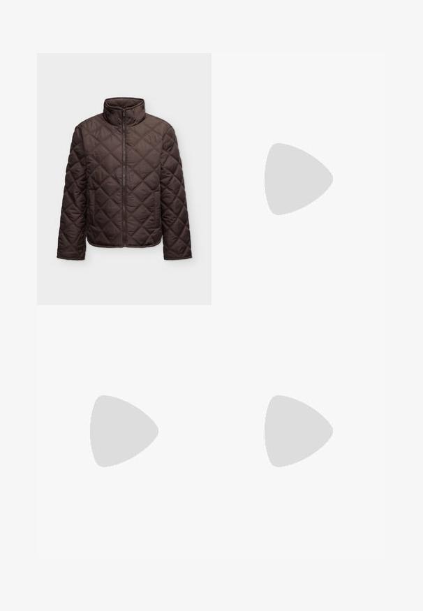 Braune gesteppte Jacke mit Stehkragen und Frontreißverschluss, mit diamantförmiger Naht und zwei Seitentaschen.; Einfaches weißes T-Shirt mit kurzen Ärmeln und Rundhalsausschnitt sowie kleinem "WEEKDAY"-Etikett im Nacken, flach auf einem hellen Hintergrund präsentiert.; Hochtaillierte blaue Jeans aus Denim mit weitem Bein und einem Farbverlauf von hellblau zu dunkelblau am Saum.; Brauner Wildleder-Sneaker mit hellrosa Akzenten, drei weißen Streifen, profilierter Sohle und rundem Zehendesign.