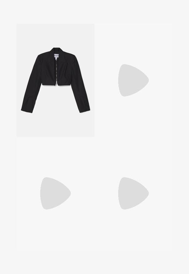 Čierny skrátený blazer s dlhými rukávmi, ostrými klopami a predným zipsom. Obsahuje štruktúrované švy pre prispôsobený strih.; Asymetrický top s dlhým rukávom v čiernej farbe, so zhromaždeným bočným dielom pre textúru a priliehavým strihom. Vyrobený z mäkkého, elastického materiálu.; Čierne široké nohavice vyrobené z mäkkej látky, s kontrastným pásom s bielymi nápismi a záhybmi vpredu.; Čierne kožené členkové topánky s okrúhlou špičkou, robustnou platformou a bočnými akcentmi z jemnej sieťoviny. Obsahujú pútko pre jednoduché obúvanie.