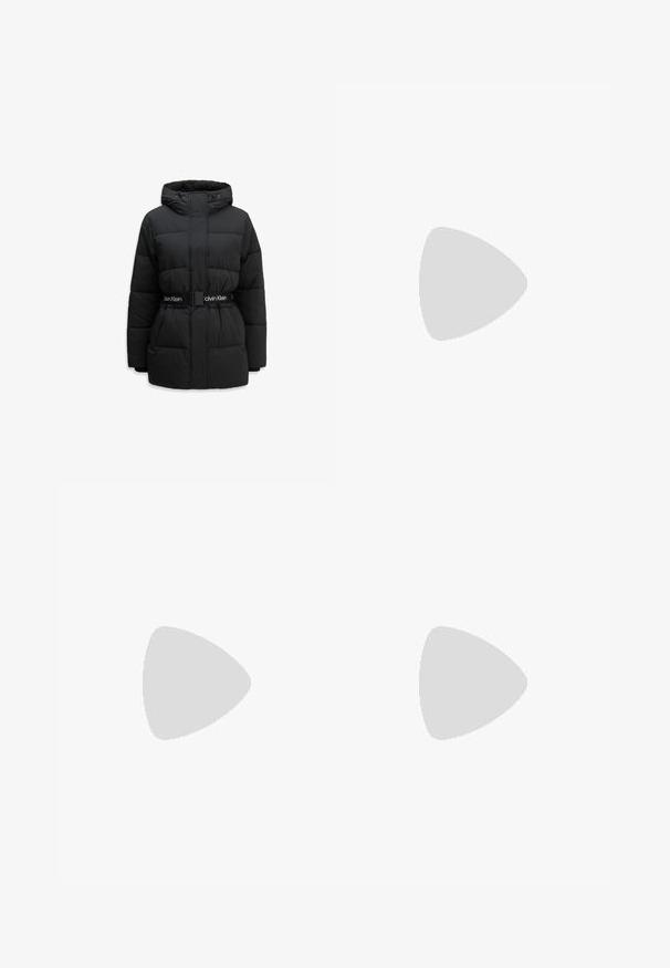 Sort polstret vinterjakke med hætte, frontlynlås, sidelommer og et sort bælte med hvid Calvin Klein-logo fastgjort i taljen.; Sort strikket sweater med rund hals, ribbede manchetter og kant. Har et lille firkantet logo-patch på venstre bryst. Casual fit.; Sorte jeans med vide ben, høj talje, forreste knap og lynlås, bæltestropper og femlommedesign.; Sort læder ankelstøvle med flad sål, der har en sidelås og detalje med sølvfarvet CK-logo. Glat overflade og strømlinet design.