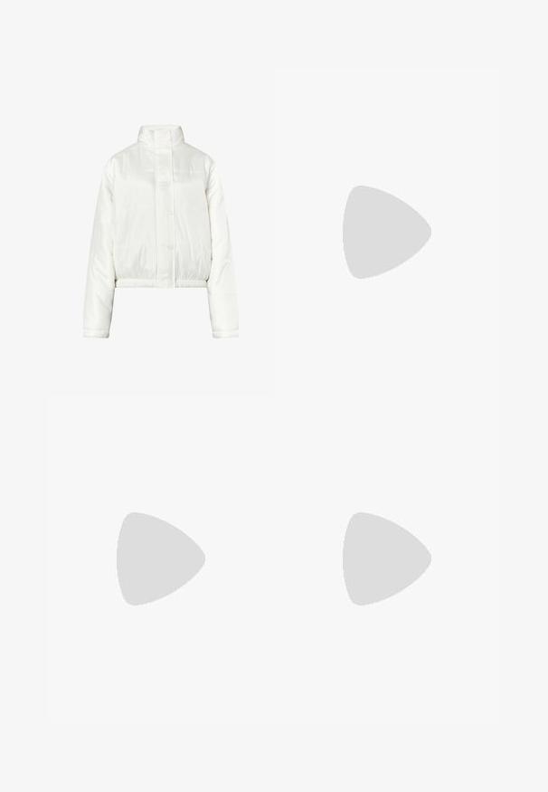 Weiße wattierte Jacke mit hohem Kragen, langen Ärmeln, Druckknopfverschluss und elastischem Bund.; Grauer Sweatshirt aus weichem, strukturiertem Stoff. Mit Rundhalsausschnitt, langen Ärmeln und cropped Saum. Einfaches Design, keine Muster oder Akzente.; Khakifarbenem Cargo-Rock mit einem Taillenbund, frontalen Taschen und seitlichen Cargo-Taschen. Hergestellt aus einem leichten Stoff mit glatter Textur.; Weißer Converse Chuck Taylor All Star High-Top-Sneaker mit schwarzem Logo-Patch und weißen Schnürsenkeln, dargestellt auf weißem Hintergrund.