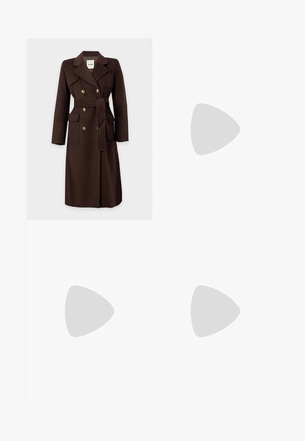 Manteau en laine marron foncé à double boutonnage avec boutons dorés, larges revers, poches à rabat et ceinture nouée à la taille, longueur au genou.; Robe chemise marron à manches longues avec col, fermeture à boutons, deux poches poitrine et une ceinture assortie. Fabriquée en tissu texturé et tissé.; Mocassins en cuir noir avec une finition brillante, dotés de deux boucles dorées et d'un talon bas. Texture lisse avec un design à bout arrondi.; Sac à main en cuir marron foncé avec deux poignées, une poche avant avec un fermoir doré et une bandoulière amovible sur un fond uni.