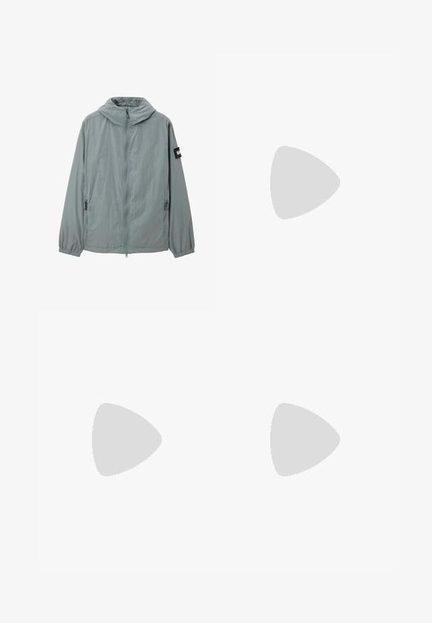 Leichte, gefütterte Jacke aus grauem Stoff. Sie verfügt über einen durchgehenden Reißverschluss vorne, elastische Bündchen und seitliche Taschen mit Reißverschluss.; Schwarzes, kurzärmeliges Sport-T-Shirt mit Mesh-Einsatz im oberen Brust- und Schulterbereich, vorn zentriert mit dem "Calvin Klein"-Logo versehen.; Schwarze Cargo-Hosen mit elastischem Bund, seitlichen Reißverschlusstaschen und zwei großen Cargo-Taschen mit Klappenverschluss. Glattes, leichtes Material.; Weißer Leder-Sneaker mit flachem Schnitt, Schnürverschluss, schwarzer Sohle und dezenten, perforierten Details an der Seite.
