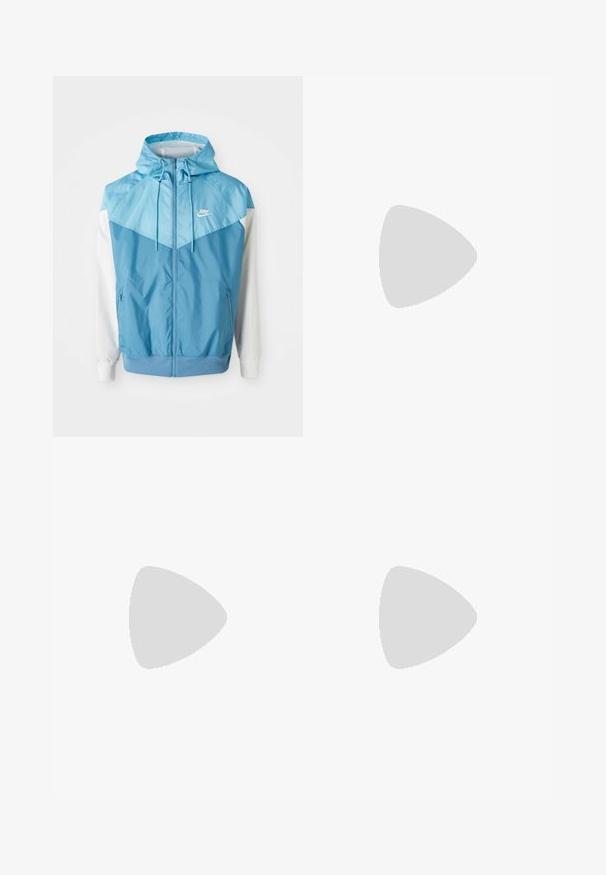 Helles blaues Windbreaker-Jacke mit Kapuze, mit kontrastierenden weißen Ärmeln, Reißverschluss vorne und einem kleinen weißen Logo auf der Brust.; Hellblaues Baumwoll-T-Shirt mit Rundhalsausschnitt und kurzen Ärmeln. Mit einem geprägten "Nike"-Logo auf der Vorderseite in der Mitte. Weicher Stoff.; Schwarze, leichte outdoor Hosen mit elastischem Bund und verstellbarem Zugschnur. Ausgestattet mit Reißverschlusstaschen und tapered Bündchen.; Schwarze Sportschuhe aus strukturiertem Stoff mit Gummisohlen, ausgestattet mit elastischen Schnürsenkeln und einem blauen Akzent an der Ferse. Getragen mit hellen Jeans.