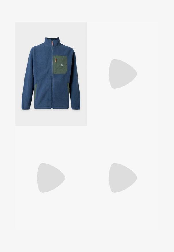 Blauwe fleecejas met een volledige rits aan de voorkant, hoge kraag, groene borstzak met rits en groene zijzakken.; Marineblauwe katoenen T-shirt met korte mouwen, met een lichtgrijs logo op de borst. Glad textuur, ronde halsontwerp en reguliere pasvorm.; Zwarte jeans met rechte pijpen, voorzakken, riemlussen en zichtbare witte stiksels op een effen lichtgrijze achtergrond.; Zwarte buitenschoen van suede en mesh met een robuuste zool. Voorzien van grijze accenten en Vibram-logo op de zijkant. Vetersluiting.