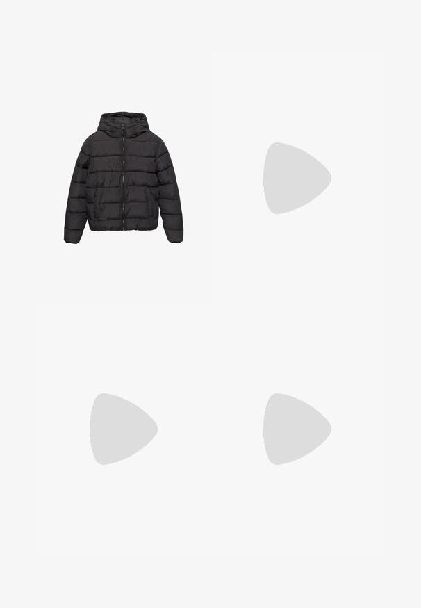 Schwarze Steppjacke mit Kapuze, ausgestattet mit einem durchgehenden Reißverschluss, horizontalem Steppmuster, zwei vorderen Taschen und einer robusten Stoffstruktur.; Weißer Strickpullover mit langen Ärmeln, Rundhalsausschnitt, gerippten Bündchen und Saum. Weiche Textur, lockere Passform, keine sichtbaren Muster oder Akzente.; Schwarze Jeans mit weitem Bein und hoher Taille, vorne mit Knöpfen und Reißverschluss, Gürtelschlaufen sowie Taschen vorne und hinten.; Schwarze Leder-Stiefelette mit Schnürdesign, gepolstertem Kragen und strukturiertem Einsatz. Verfügt über eine robuste Sohle und ein geprägtes Logo an der Seite.