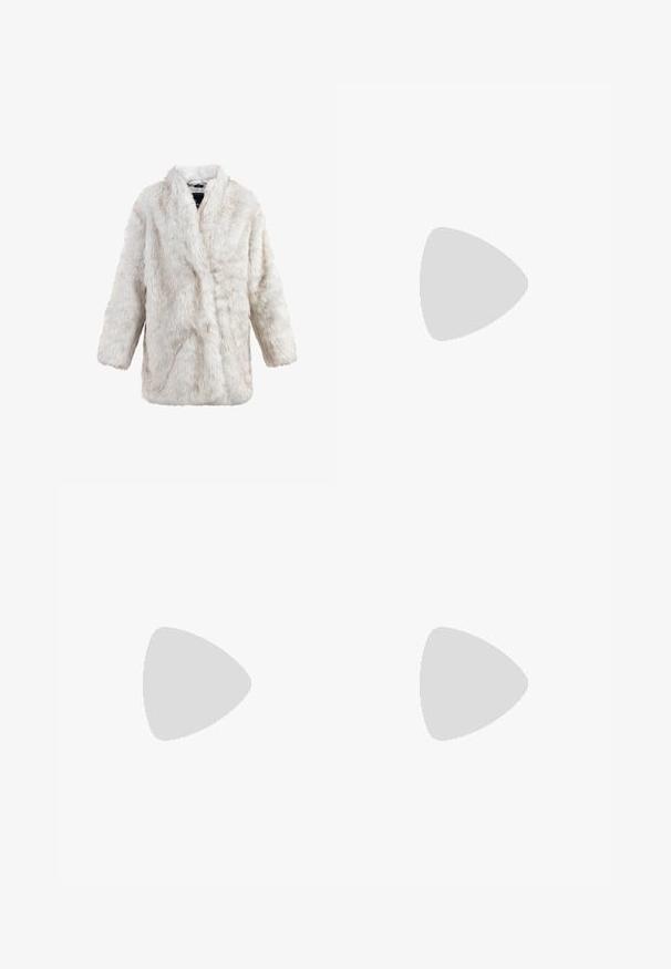 Witte nepbontjas met lange mouwen en een open voorkant, weergegeven tegen een effen witte achtergrond.; Glinsterende jurk in lichtbeige met lange mouwen en een ronde halslijn, met een textuurpatroon van glanzende, reflecterende pailletten overal.; Gouden sandaal met hoge hak en open teen, smalle enkelband met een klein gespje en stilettohak op een witte achtergrond.; Clutch in goudkleurige strikvorm, bedekt met transparante kristallen, met een ingewikkeld lattice-ontwerp en een gouden kettingriem.