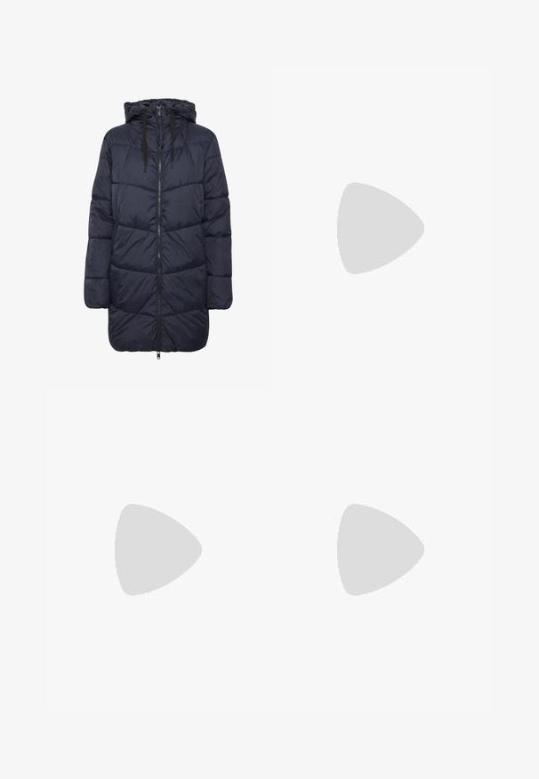 Marineblå puffjakke med hætte, lynlås foran og snøre. Har quiltet tekstur og sidelommer. Fremstillet af glat, isolerende materiale.; Navyblå ribstrikket bluse med lange ærmer, rund halsudskæring og seks sorte knapper ned foran i midten.; Blå denim jeans med lige pasform, der har fem lommer, knaplukning og kontrastsyninger langs sømmene.; Bordeaux ruskindankelstøvler med rund tå, kort krave og bageste trækflik, med syninger og flad sål.