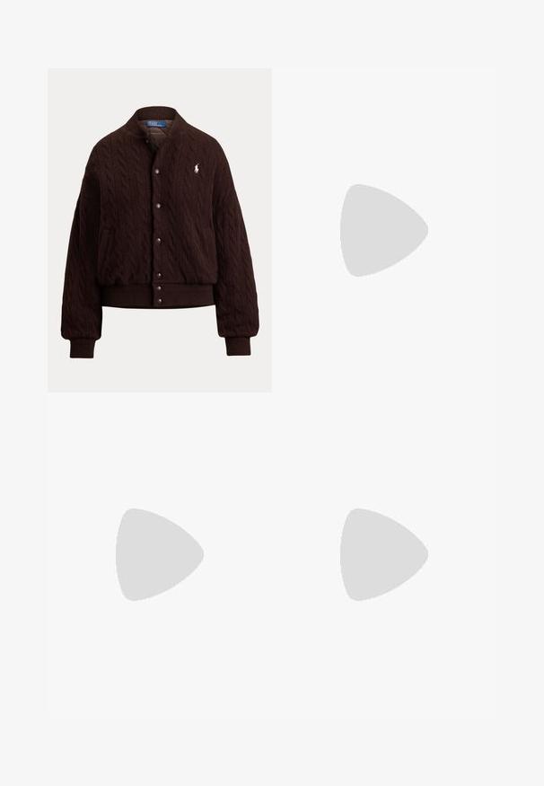 Mørkebrun kabelstrikket cardigan med knapper, ribstrikkede manchetter og talje, med et lille hvidt Polo Ralph Lauren-logo på brystet.; Hvid, kortærmet T-shirt med rund hals og lige kant, vist på en hvid baggrund.; Brune bredbenede bukser med en glat overflade, der har en struktureret talje og subtile plisseringer, der løber ned langs forsiden.; Mørkebrune læder flade loafers med en rundet tå og dekorativ sløjfe på overdelen, vist fra siden på hvid baggrund.