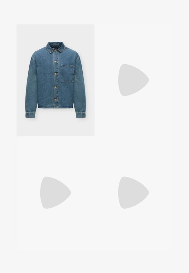 Blauwe spijkerjas met lange mouwen, knopen aan de voorkant, een kraag en een enkele grote borstzak op een witte achtergrond.; Lichtblauw T-shirt met korte mouwen en ronde hals, met een klein wit logo op de linkerbovenkant, afgebeeld tegen een effen witte achtergrond.; Lichtblauwe spijkerbroek met een rechte pijp, voorzien van een knoopsluiting, een vijf-pocket ontwerp en een vervaagde textuur langs de dijen.; Witte leren sneakers met een bruine rubberen zool, platte veters en een V-vormig accent aan de zijkant. Ze hebben een glad oppervlak en minimale stikdetails.