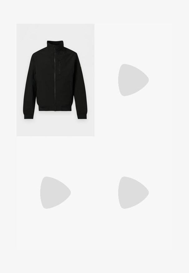 Sort letvægtsjakke med fuld lynlås foran, høj krave, brystlomme med lynlås, sidelommer og lange ærmer med ribmanchetter.; Sort kortærmet T-shirt med rund hals og lille hvid "Jack & Jones Archive Selection"-logo på venstre bryst.; Cargo bukser i oliven grøn, lavet af letvægtsstof, med sidelommer, knaplukning og en afslappet pasform med lige ben.; Sort lavtop sneaker med snørelukning foran og flad gummisål, vist fra siden på en hvid baggrund.