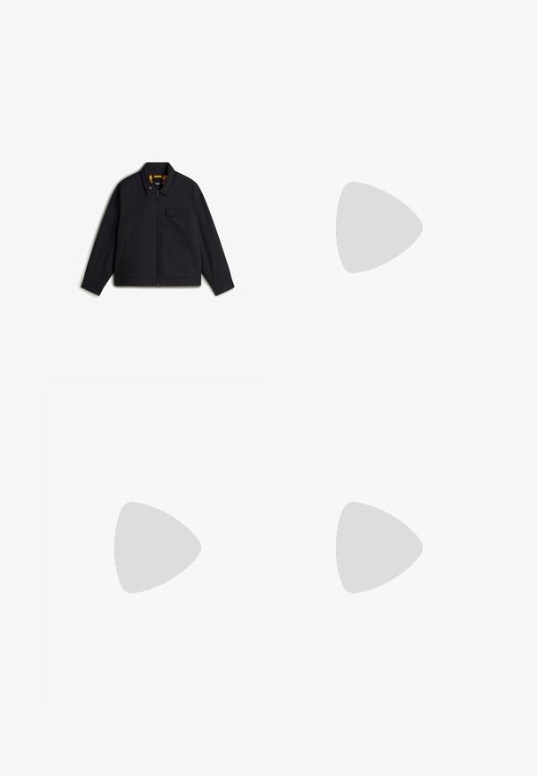 Chaqueta negra con cremallera y cuello, un bolsillo en el pecho, bolsillos laterales y un forro estampado en amarillo. La tela tiene una textura suave.; Camiseta de manga corta gris claro hecha de algodón, con un pequeño logo negro en el pecho y un cuello redondo. Diseño simple, sin patrones.; Jeans rectos de color azul oscuro con bolsillos delanteros, pasadores de cinturón, cierre de botón y logo de Vans en la cintura y el bolsillo.; Bota de tobillo de cuero marrón con cuello negro, cordones amarillos y suela beige. Presenta un logotipo y detalles de costura blanca. Suela exterior con tracción robusta.