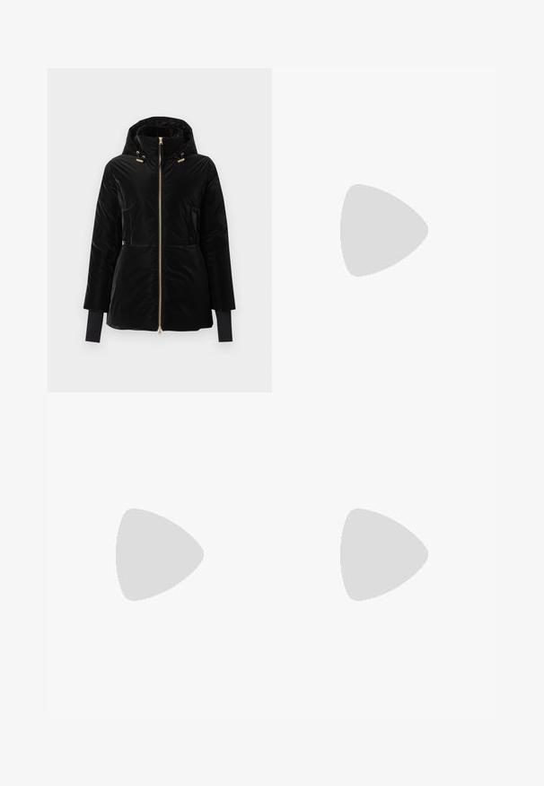 Veste matelassée noire avec capuche, fermeture éclair dorée, cordons de serrage et poignets intérieurs prolongés sur un fond clair uni.; Top blanc à manches longues en tissu côtelé. Il présente un col rond et une silhouette ajustée, avec des rayures texturées courant verticalement.; Jean en denim léger bleu clair à taille haute, avec fermeture à boutons et à glissière à l'avant, et poches avant sur fond blanc.; Pompe à talons hauts en suède noir avec un bout pointu, dotée d'un talon bloc noir brillant et d'une doublure intérieure lisse.